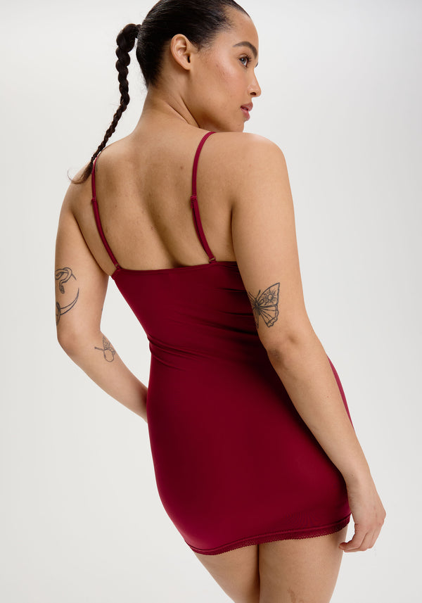 model is wearing an M slip - red the micro lace trim slip