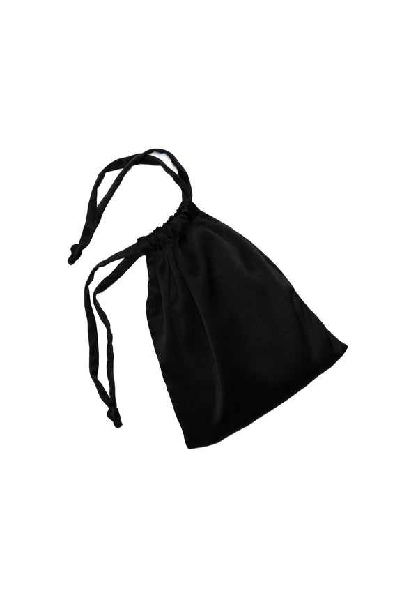 model is wearing an O/S sleep mask-black play sleep mask