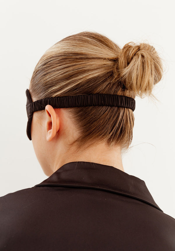 model is wearing an O/S sleep mask-black play sleep mask