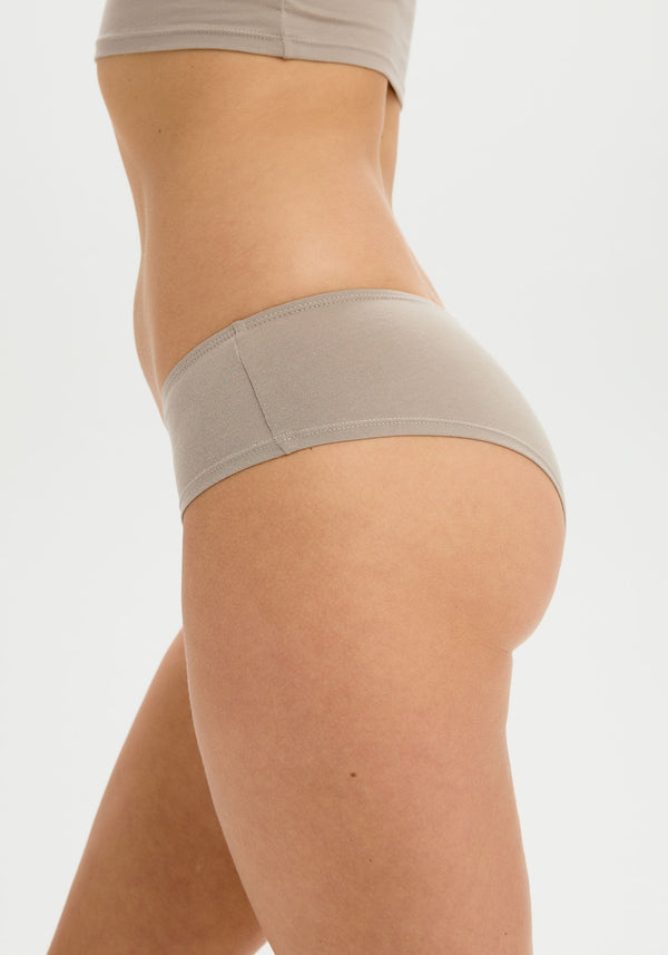 model is wearing an S panty - grey the cotton hipster
