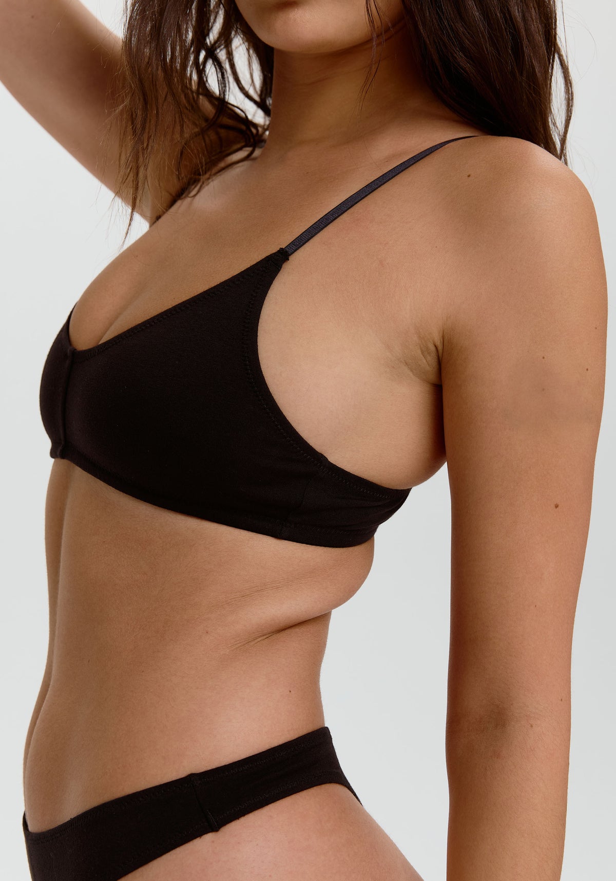 model is wearing an S bralette-black the cotton bralette