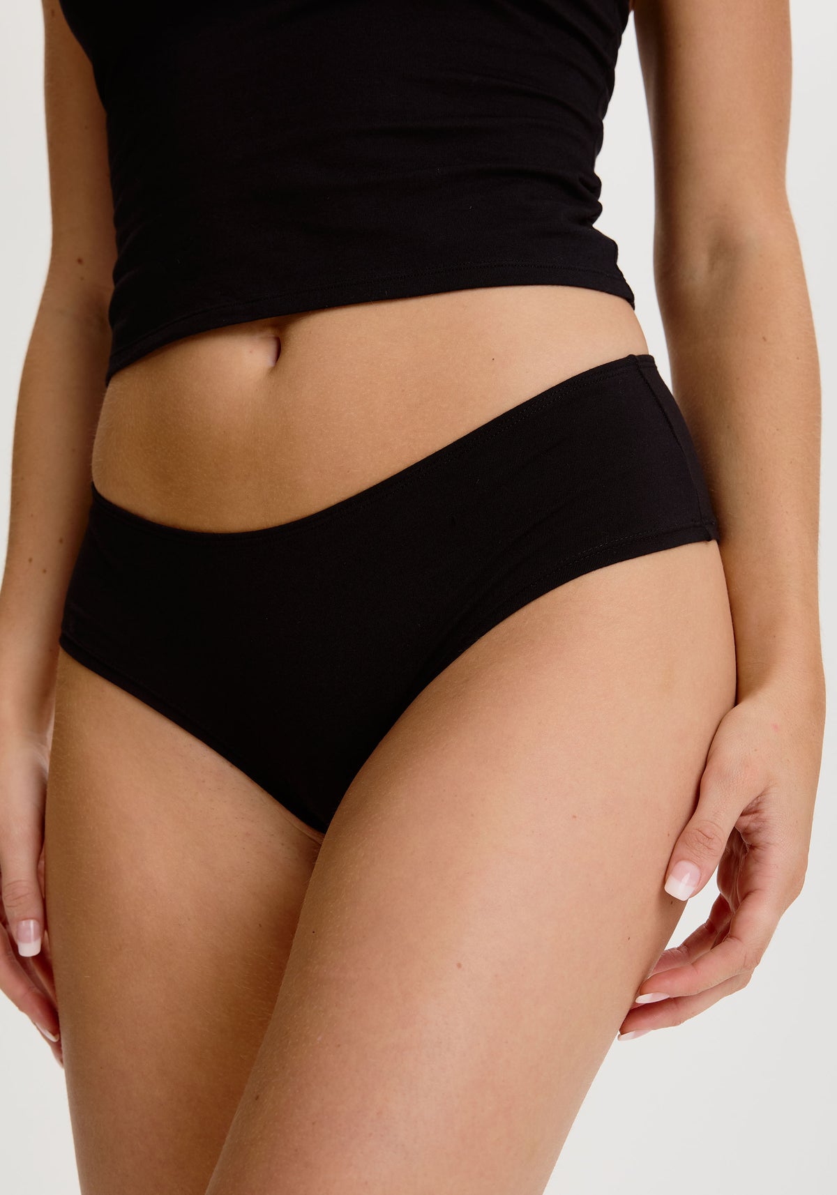 model is wearing an S panty - black the cotton hipster
