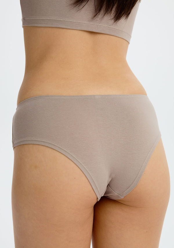 model is wearing an S panty - grey the cotton hipster