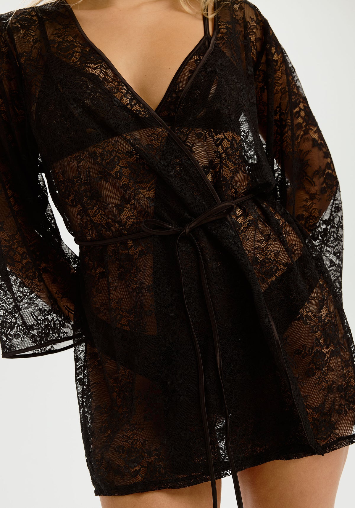 model is wearing a size 1 kimono - black deception kimono